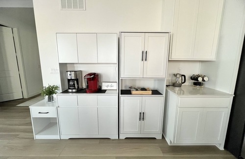 Brighton House | New spacious 4-bedroom house in serene Brighton with cool AC and fast Wi-Fi.