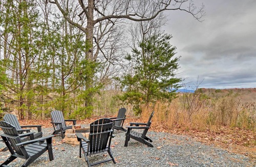 Talking Rock Cabin | NEW! Talking Rock Cabin w/ Fire Pit & Mtn Views!