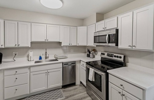 Libertyville Apartment | New updated Apt 1/2 Mile to Downtown Libertyville!