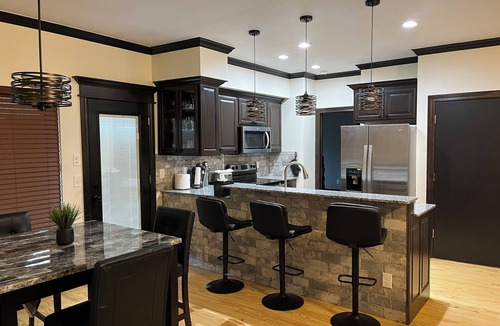 Norman Cabin | Newly Built Cabin by Lake Thunderbird with Sauna, Hot Tub and EV Charger. OU,OKC