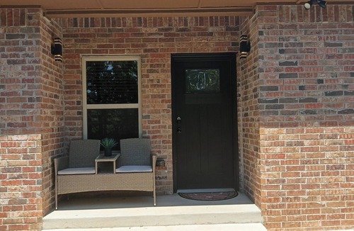 Norman Cabin | Newly Built Cabin by Lake Thunderbird with Sauna, Hot Tub and EV Charger. OU,OKC