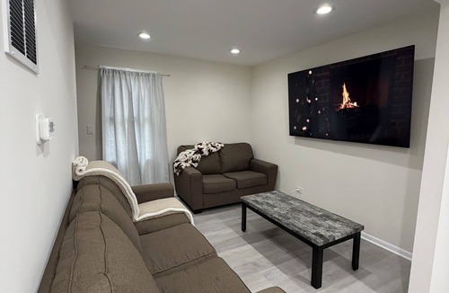 Elgin House | ✨ Newly Remodeled 3BR Home Sleeps 6 Family Friendly