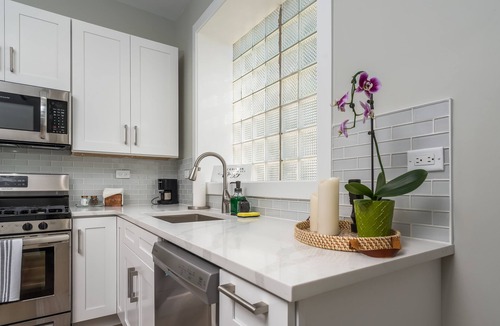 West Ridge Apartment | Newly Remodeled Apartment in Great Location W/ Restaurants, Shops & Transit Near