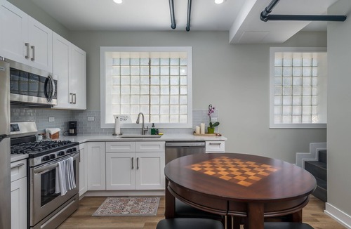West Ridge Apartment | Newly Remodeled Apartment in Great Location W/ Restaurants, Shops & Transit Near