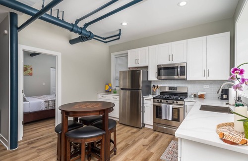 West Ridge Apartment | Newly Remodeled Apartment in Great Location W/ Restaurants, Shops & Transit Near