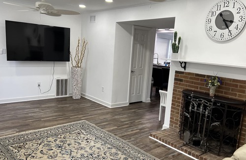 Sharon Woods House | Newly remodeled house. 3 minutes to shopping center. Pets friendly.