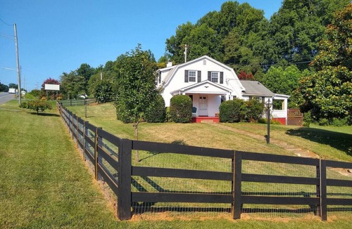 Lynchburg House | Newly Remodeled Tiny Barn Studio 3 Miles to LU