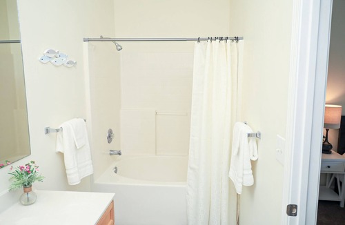 Murraysville House | Newly Remodeled with Beachy Decor-Outside Grill- Minutes to Beach-Sleeps 6