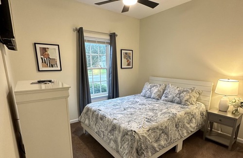 Murraysville House | Newly Remodeled with Beachy Decor-Outside Grill- Minutes to Beach-Sleeps 6