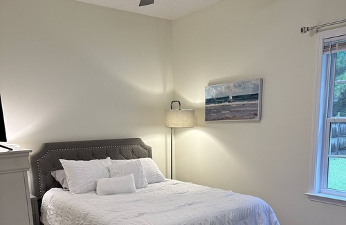 Murraysville House | Newly Remodeled with Beachy Decor-Outside Grill- Minutes to Beach-Sleeps 6