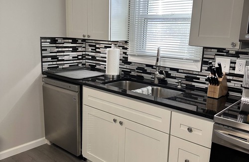 Lincoln House | Newly Renovated 2 Bed 2 Bath Home