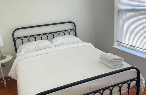 Hawthorne Apartment | Newly Renovated 4 Bedroom House Center Philadelphia