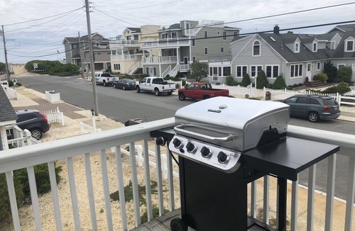 Surf City House | Newly renovated duplex! Beach block, North End Surf City, upper unit