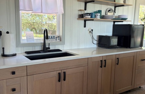 Marion Cottage | Newly renovated kitchenette. The Cozy cottage at the Marion County Lake.