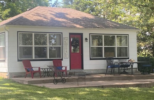 Marion Cottage | Newly renovated kitchenette. The Cozy cottage at the Marion County Lake.