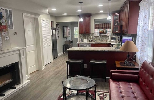 Rosslyn House | Newly Renovated Modern & Cozy Townhome conveniently located in Rosslyn - Parking