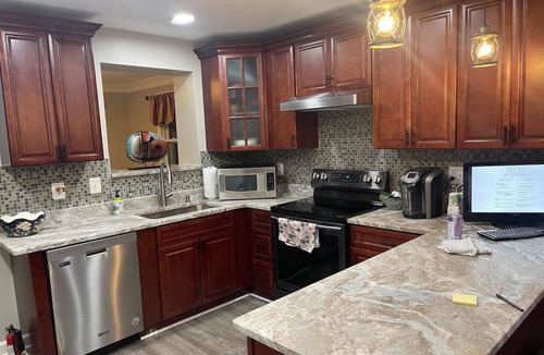 Rosslyn House | Newly Renovated Modern & Cozy Townhome conveniently located in Rosslyn - Parking