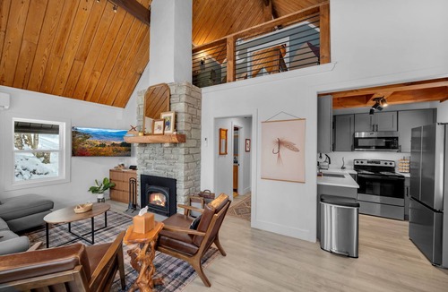 Charter Hills Ski Chalet | Newly renovated, Cozy and Family Friendly!