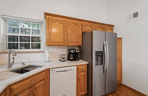 Shawnee House | Newly Updated Gem in Shawnee, Kansas: Your Ideal Short-Term Rental Retreat!