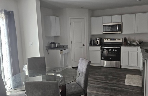 Silver Creek House | Nice room. It's 30 minutes away from Kennesaw and 7 from the Hyundai plant.