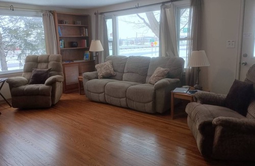Rochester House | No Steps & close to Mayo & Shops Covered By Faith