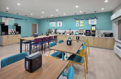 Lincoln Hotel | North Hills Lagoon King Room Breakfast and Gym