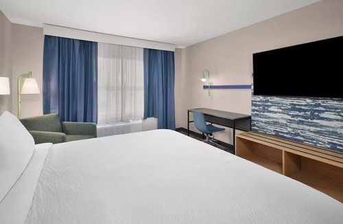 Lincoln Hotel | North Hills Lagoon King Room Breakfast and Gym
