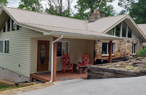 Madisonville House | NOT ACCEPTING BOOKINGS Private lake - PETS WELCOME