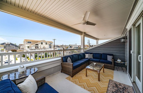 Avalon House | Number 1 Beach House 25th Street - park and walk perfect location!