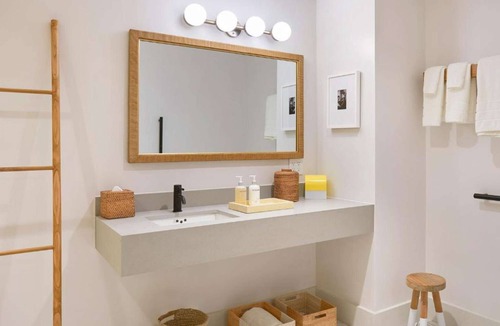 Queens Hotel | NYC Beach Stay | Spa. Pool. Shuttle + Rooftop Bar