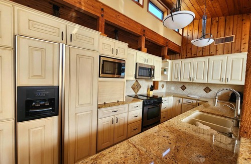 Rochester House | Oak Savanna Retreat | 5 bedrm, 7 mi to Mayo Clinic