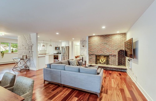 Evanston Condo | Oakton St. Inn, Evanston near Northwestern, Loyola and Chicago