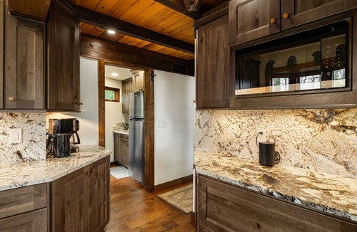 Newland House | Obsidian Hollow House. LUX. Wellness Retreat. Sauna. Hot tub. EV. Views