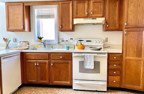 Wildwood Crest House | Ocean Beach House - Block of the beach! Sleeps 8-10