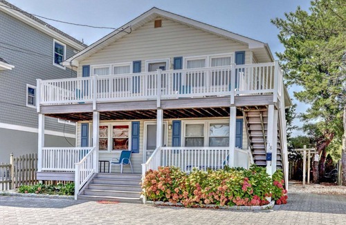 Beach Haven Terrace House | OCEAN BLOCK 6th From Beach - Newly Furnished 3 BR, Sleeps 8 (1st Fl of Duplex)
