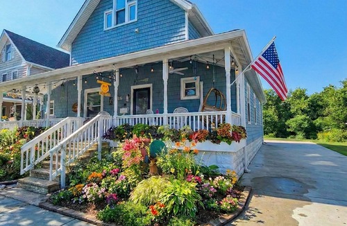 South Rehoboth House | Ocean Block Rehoboth Beach House 7 Primary Suites Parking/Courtyard