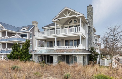 Gold Coast House | Ocean Front Getaway: Walk out to the beach!