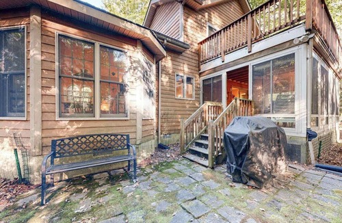 Ocean Pines House | Ocean Pines Home with Central AC, Porch, Balcony, WiFi & Community Pool Access