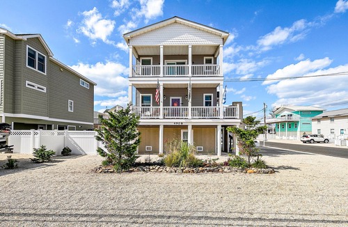 Holgate House | Ocean Views, Great Location One Block to the Beach - One Week Left: August 22-29