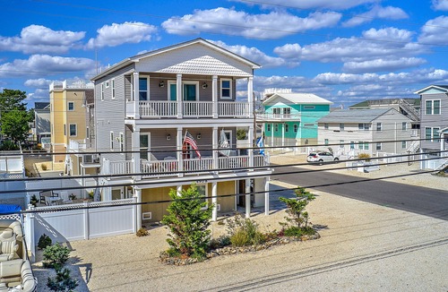 Holgate House | Ocean Views, Great Location One Block to the Beach - One Week Left: August 22-29
