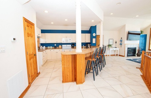 Buck Island House | Oceanside, Hot Tub, Close to Shopping, BU14, Green Grass and High Tides
