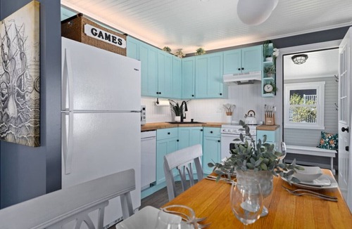 Villas Apartment | Octopus Cottage: Hot Tub | Kayaks | Fire Pit