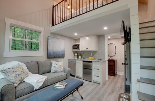 Groveoak Cabin | Off-grid Tree House Suitable for Four in Alabama