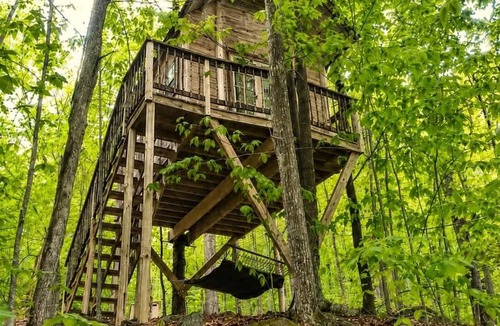 Stoneham House | Off-Grid Treehouse! White Mountain National Forest