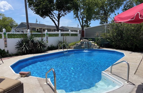 North Cape May House | Ohana Breeze: Hawaiian Getaway in Cape May! Hot tub open yr round -Dog friendly!