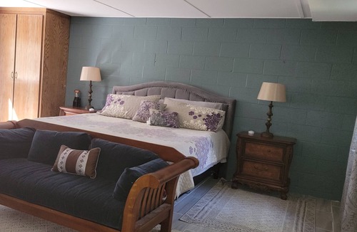 Dyke Cottage | Old School House at Stone Mountain Vineyards