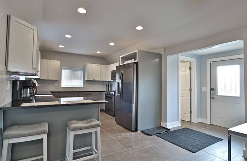 Little Italy House | Omaha Gem Near Zoo, Walk DT, WiFi, Smart TVs, Fenced Yard