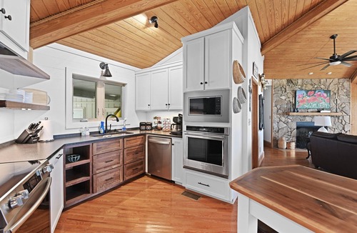 Deatsville House | On the lake, sleeps 8 with dock and boat lift