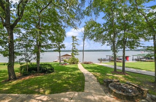 Deatsville House | On the lake, sleeps 8 with dock and boat lift