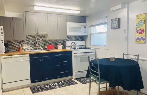 Nauck Apartment | One Small House on Nelson mins to Interstate & walking distance to public transp